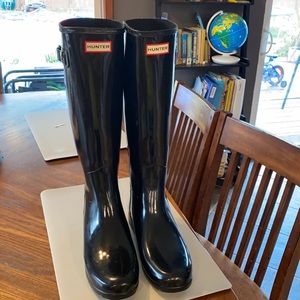Women’s refined hunter gloss black boots.  Size 9